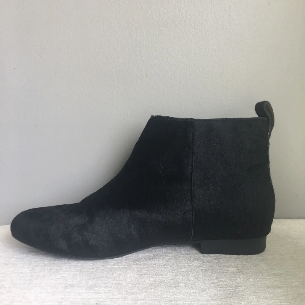 GAP leather/calf hair zip bootie <black>